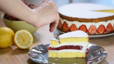 Çilek ve vanilya krema ile sünger kek yeme çilek Cakewoman.