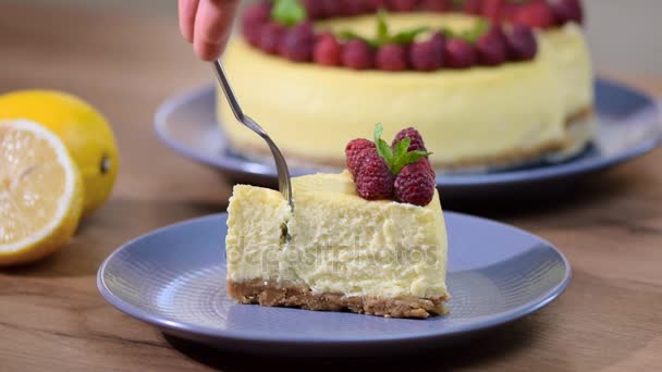 Una rebanada de tarta de queso al estilo de Nueva York. Chica comiendo pastel de queso Nueva York — Vídeos de Stock