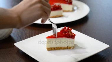 Kırmızı kuş üzümü ile Cheesecake yemek