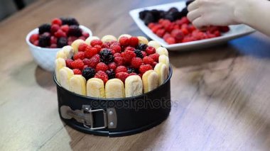 Çilek ile Charlotte pasta süslemeleri