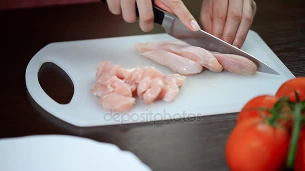 Femme coupant poitrine de poulet sur la table — Video