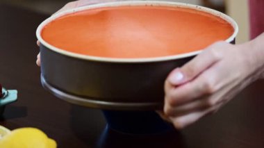 Kız bir plaka üzerinde kalıp Çilekli pasta kaldırmak.