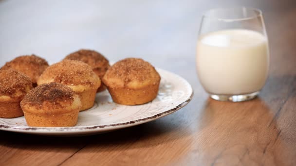 Jovem mulher comer delicioso muffin — Vídeo de Stock