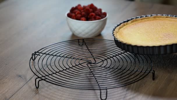 Heiße Torte. Teer aus dem Ofen entfernen — Stockvideo