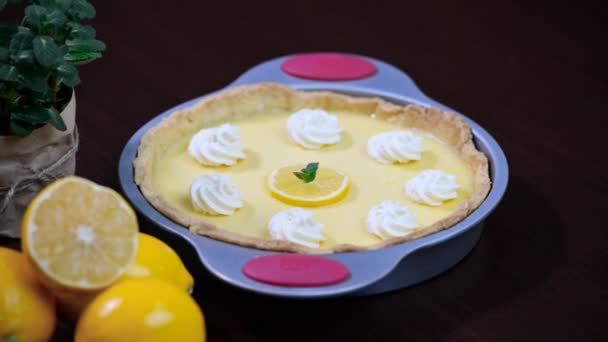 Shortcrust pastry lemon tart topped with lemon rind — Stock Video