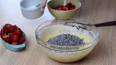 Muffins yapmak. Hamur çikolata cips ve çilek ekleme