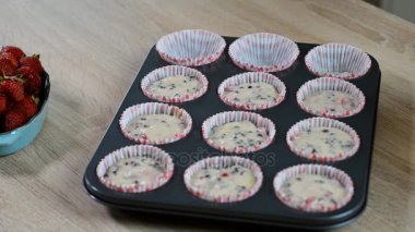 Hamur kağıt bardak içine koymak. Kek hamuru kek tepsisine dökerek el