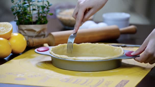 De basis van het gebakje geval overal prikken met een vork. Maken van Apple Pie taart serie. — Stockvideo