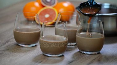 Kadın mutfakta İtalyan tatlı Panna cotta yapma.