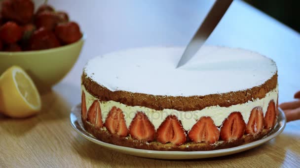 Picar una rebanada de pastel de fresa con un cuchillo — Vídeos de Stock