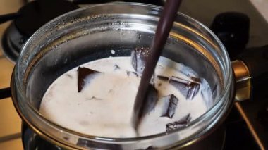 Çikolata ocakta erime