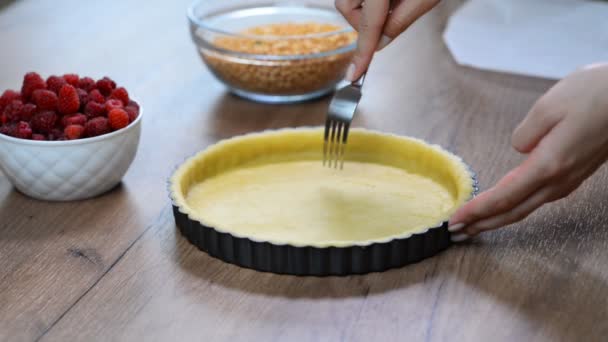 Uma mulher a fazer uma crosta por uma torta. Fazendo massa de torta — Vídeo de Stock