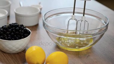 Elektrikli karıştırıcı yumurta akı yendi. El kase Mikser altında tutar. Tavuk yumurta lezzetli yemek için.