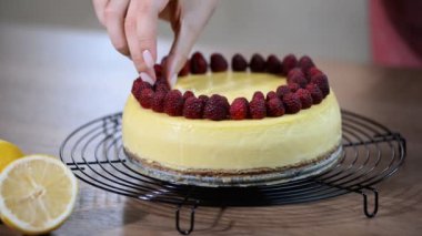 Ev yapımı New York cheesecake. Peynirli kek New York ahududu süslemeleri