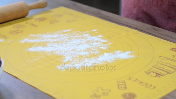 Пекарь смешивает тесто со скалкой на столе — стоковое видео