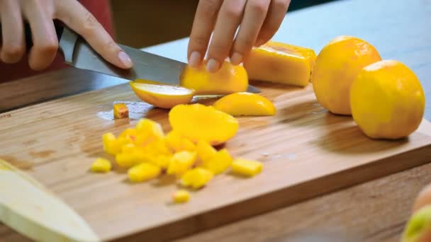 Girl peach slices on a wooden Board — Stock Video