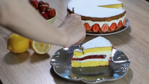 Erdbeerkuchenfrau isst Biskuitteig mit Erdbeeren und Vanillecreme. — Stockvideo