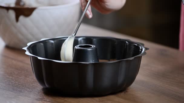 Kek hazırlamak için. Hamur formda koymak — Stok video