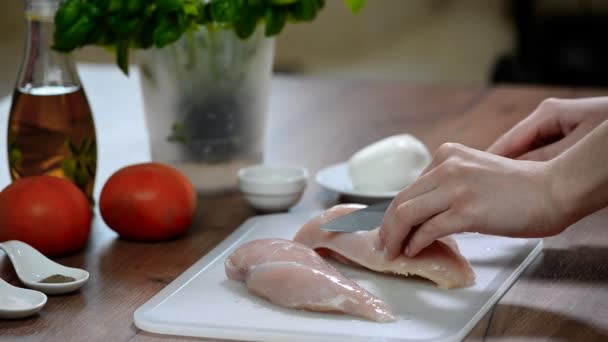 O cozinheiro corta o peito de frango, frango cru, cozinheiros de chef peitos de frango, carne de aves, carne de dieta — Vídeo de Stock