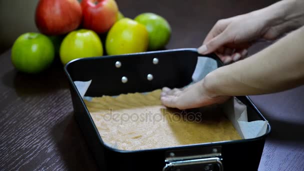 Att göra degen på äppelpaj av kvinnliga händer på kök — Stockvideo