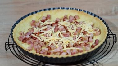 Cheddar, Monterey ve beyaz peynir omlet pasta swiss pazı dikti ve pastırma bit içinde.