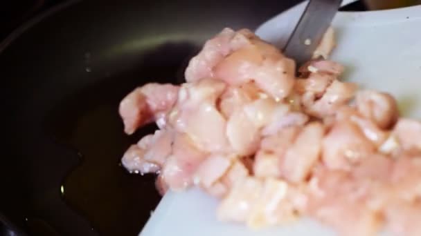 Stukjes kipfilet in een pan gebakken. Kipfilet met kruiden. Dieet voeding. — Stockvideo