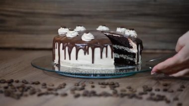 Üstten Görünüm el alma parça lezzetli çikolatalı kek.