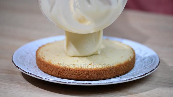 Fabrication de tarte à la crème Boston. Mettre la crème à la main sur un gâteau fraîchement cuit — Video