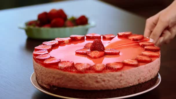 Mano donna prendere piccolo pezzo di torta. Ora di colazione.Dessert sfondo . — Video Stock