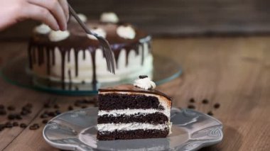 Bir dilim çikolatalı pasta yiyorum.