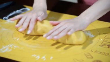 Hamur bir pasta yemek ve parçalara bölmek için eller kadın kneads