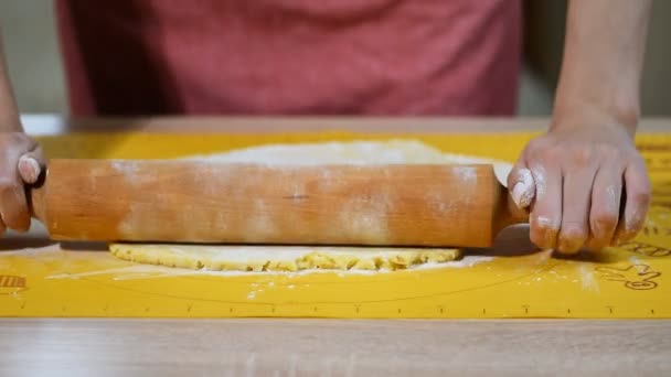 Baker massa de amassar com rolo de pino na mesa — Vídeo de Stock