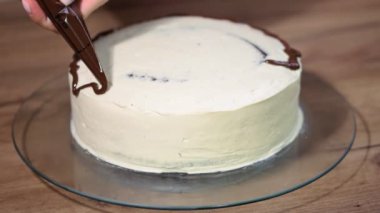 Kadın Şef yemek mutfakta, tatlı bir pasta hazırlama krem çikolata sağanak