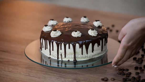 Corte do bolo, bolo de creme, bolo de fatia, sobremesa para chá, festa de aniversário, bolo de chocolate — Vídeo de Stock