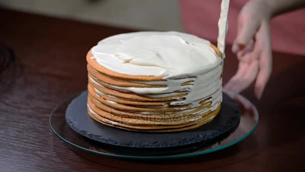 Pudra Layer Cake hazırlar. Yemek kek — Stok video