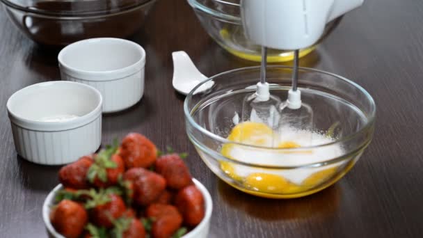 Whisking together egg yolks and sugar — Stock Video