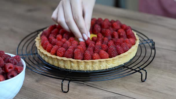 Poner frambuesas en la sartén — Vídeos de Stock