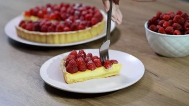 Kız lezzetli frambuazlı tart yemek.