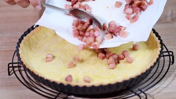 Kochen Quiche Lorraine. Den Belag Speck in die Torte geben. — Stockvideo