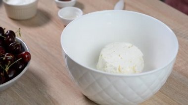 Dayak ile bir mikser krem peynir