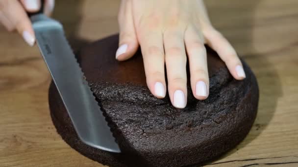 Femme coupe le dessus du gâteau au chocolat — Video