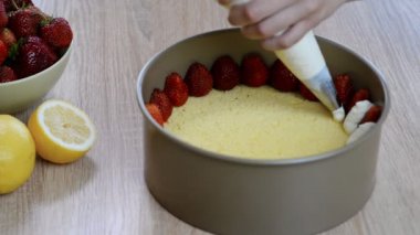 Şef krem sıkar. El sıkma krem pasta çanta şanti. Çilekli kek yapmak