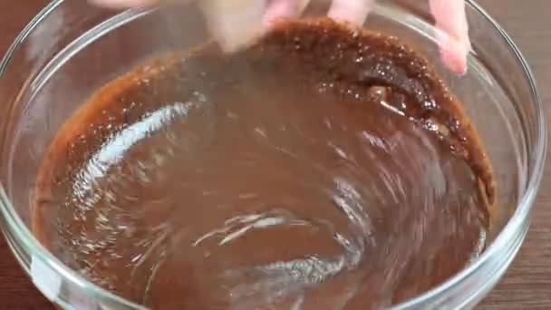 Femme mélangeant les ingrédients au fouet pour la cuisson de gâteau au chocolat boulangerie à la cuisine domestique . — Video