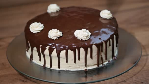 El pastelero está decorando pastel de chocolate. — Vídeo de stock