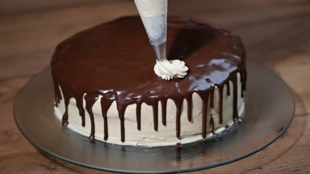 El pastelero está decorando pastel de chocolate. — Vídeo de stock