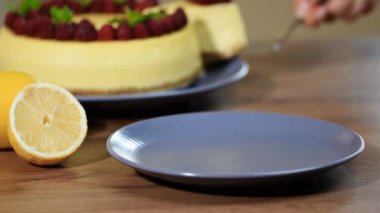 Bir kase dilim cheesecake New York koymak için