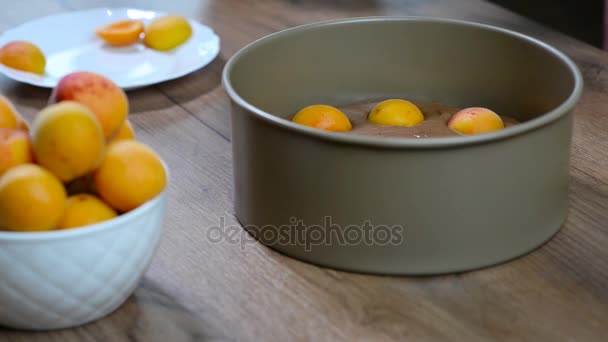 To make chocolate pie with apricots — Stock Video