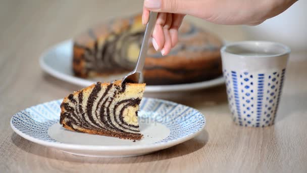 Frau isst Stück Zebrakuchen. — Stockvideo