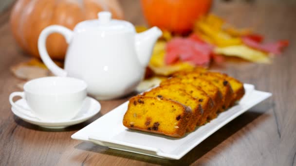 Ponga en el plato en rodajas de pan de calabaza dulce. Vierta el té en la taza — Vídeos de Stock