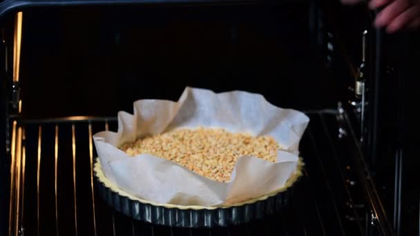 Une femme qui fait une croûte pour une tarte . — Video